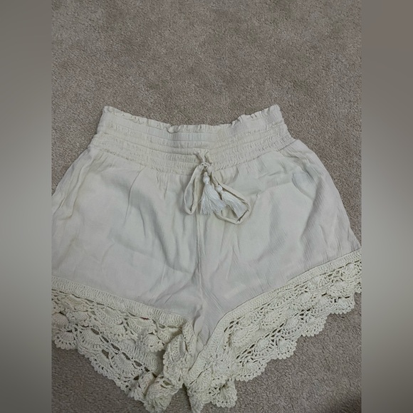 delicate white summer shorts - Picture 1 of 4